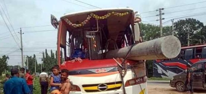 যাত্রীবাহী চলন্ত বাসে ঢুকে গেল বিদ্যুতের খুঁটি নিহত ১, আহত ২০