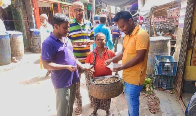 নড়াইলের বাদাম বিক্রেতা প্রতিবন্ধী সজীব বিশ্বাস জীবন সংগ্রামে সৈনিকের নাম 