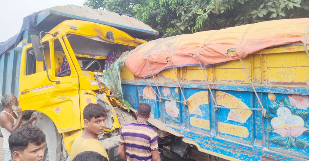 বালুবোঝাই দুই ট্রাকের সংঘর্ষে হেলপার নিহত, বাস উল্টে খাদে