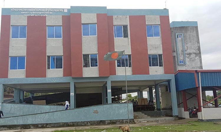 বরগুনায় মদ্যপান করে শ্রেণিকক্ষে মারামারি, শিক্ষার্থী বহিষ্কার