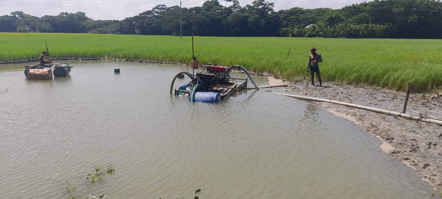 হিজলায় কৃষি জমি ধ্বংস করছে ২ ডজন অবৈধ ড্রেজার
