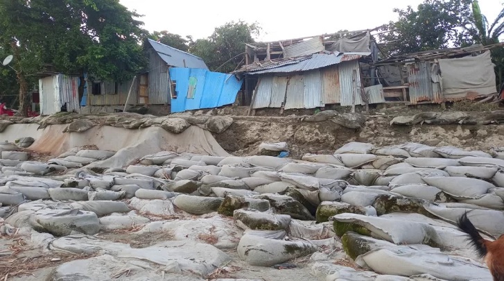চরফ্যাশনে বেড়িবাঁধ নেই ১৩ কিলোমিটার, ঝুঁকিতে দেড় লাখ মানুষ
