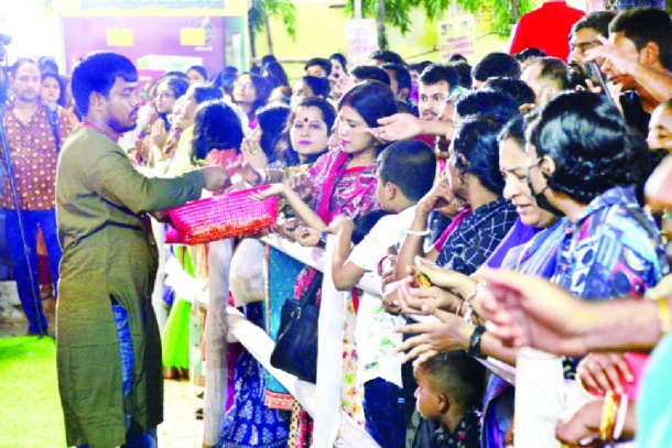 আজ শুভ বিজয়া দশমী: অশ্রুসিক্ত নয়নে দেবীকে বিদায় জানানোর পালা
