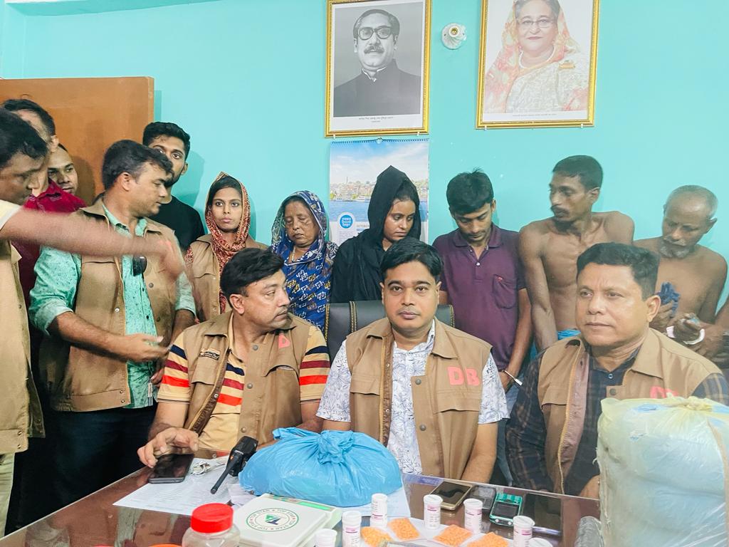 মঠবাড়িয়ায় বিপুল পরিমাণ ক্রিস্টাল মেথ ও ইয়াবাসহ গ্রেপ্তার ৫