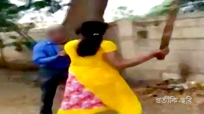 বরিশালে স্ত্রীর ঝাড়ুপেটা খেয়ে স্বামীর হাত-পা ভাঙল সন্ত্রাসীরা