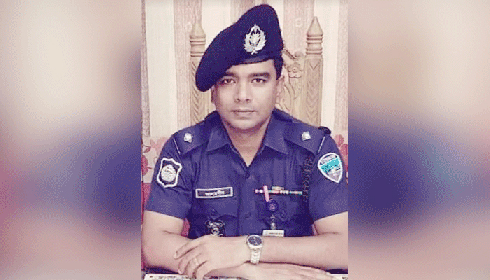 গভীর রাতে ওসিকে কুপিয়ে ডাকাতি: মাথায় পিস্তল ঠেকিয়ে নিয়ে গেল নগদ টাকা