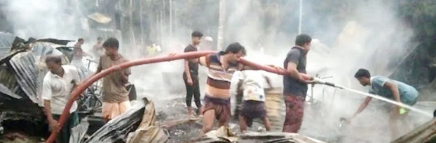 স্বরূপকাঠিতে বসতঘরসহ আগুনে পুড়ে ছাই ২১ দোকান