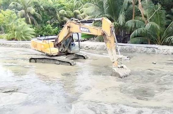 বালু দিয়ে কোটি টাকার বাঁধ নির্মাণ: স্থায়ীত্ব নিয়ে প্রশ্ন