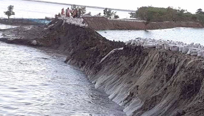খুলনায় বাঁধে ভাঙন, আতঙ্কে মানুষ