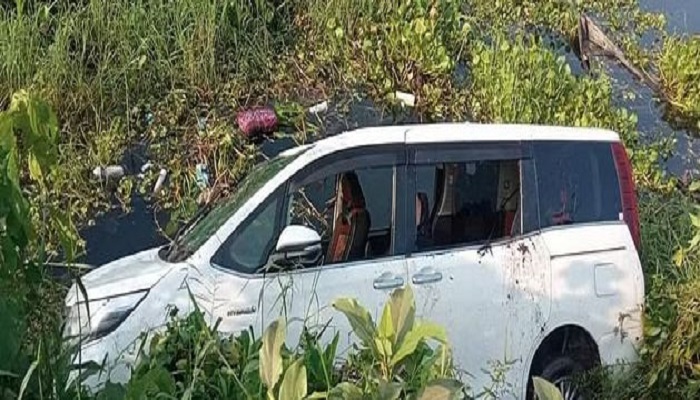 মাইক্রোবাস খাদে পড়ে বাবা-মেয়ে নিহত