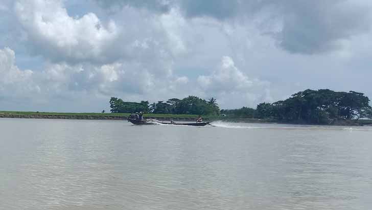 বরিশালে ‘ফাইটার’ দিয়ে ইলিশ শিকার, অসহায় প্রশাসন
