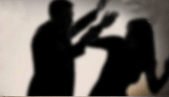 স্বামীর সঙ্গে পরকীয়া সন্দেহে নারীর চুল কাটলেন গৃহবধূ