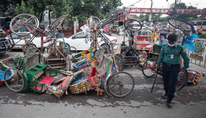 একাধিক পুলিশ বক্সে রিকশাচালকদের হামলা