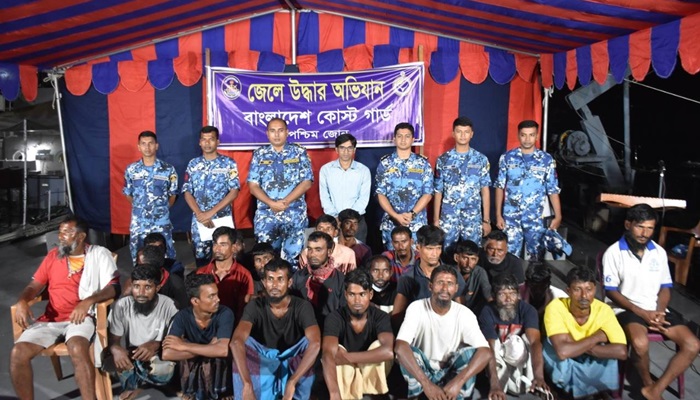বাংলাদেশের ২৩ জেলেকে কোস্ট গার্ডের কা‌ছে হস্তান্তর