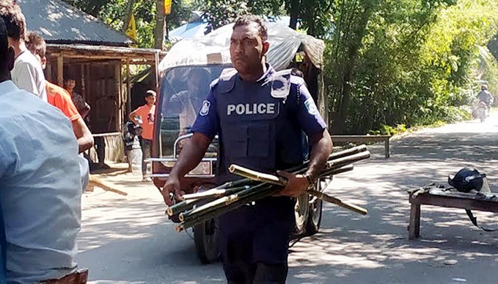 বিএনপি নেতাকর্মীদের বাঁশের লাঠি কেড়ে নিচ্ছে পুলিশ