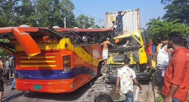 বাস-কাভার্ডভ্যান মুখোমুখি সংঘর্ষ: সড়কে প্রাণ গেল ৪ জনের