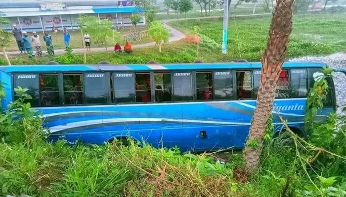 ফরিদপুরে নিয়ন্ত্রণ হারিয়ে বাস খাদে, নিহত ১