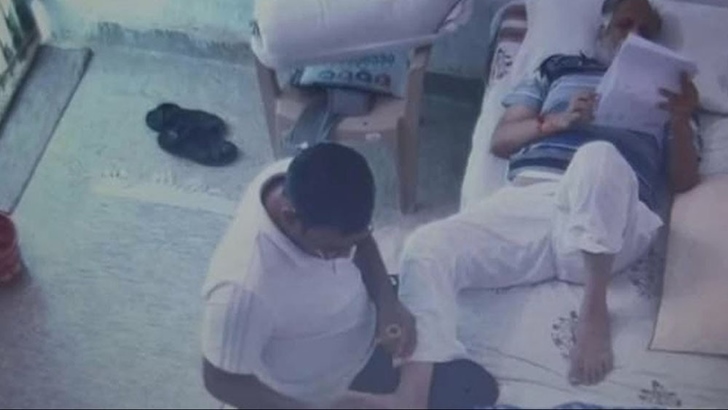 জেলে বডি ম্যাসাজ করাচ্ছেন মন্ত্রী, ভিডিও ফাঁসে তোলপাড় 
