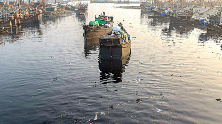 প্লাস্টিক দূষণে করুণ দশায় কর্ণফুলী