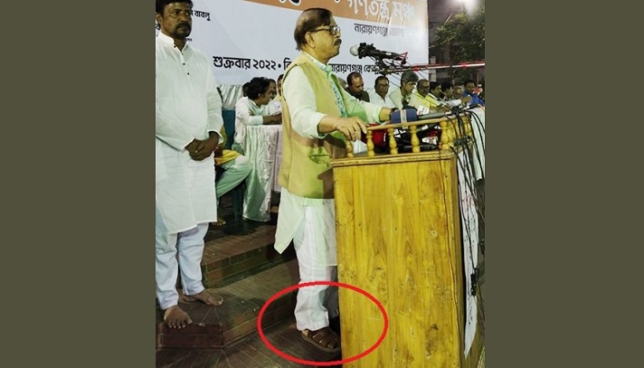 শহীদ মিনারের সিঁড়িতে জুতা পায়ে নাগরিক ঐক্যের মান্না