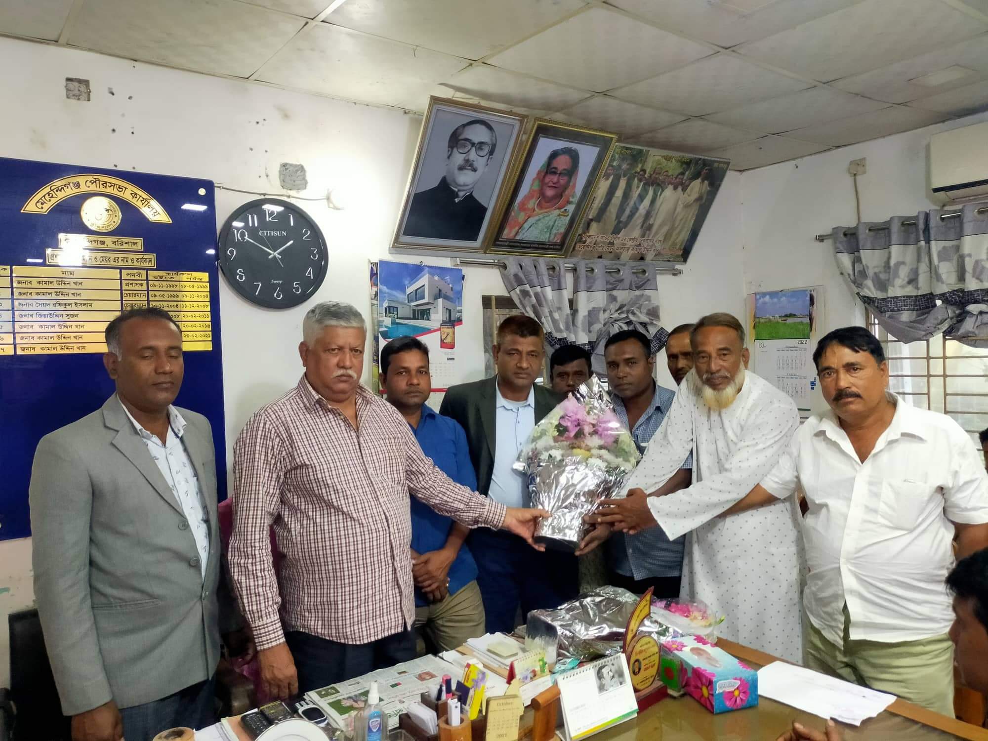 মেহেন্দিগঞ্জে আ.লীগের নবনির্বাচিত সভাপতি ও যুগ্ম-সম্পাদককে ফুলের শুভেচ্ছা নেতৃবৃন্দের