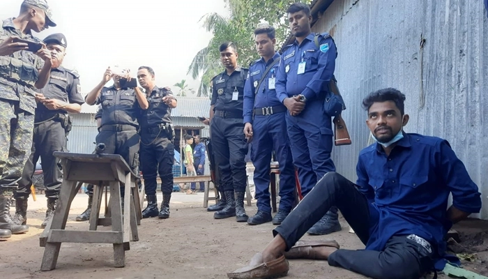 ভোট কেন্দ্রের সামনে থেকে চাকুসহ যুবক আটক