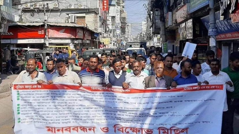বরিশালে নৌযান শ্রমিকদের কর্মবিরতির ঘোষণা
