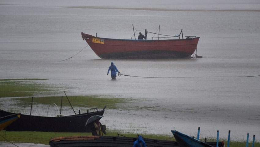 ধেয়ে আসছে ঘূর্ণিঝড় ‘ম্যানদৌস’