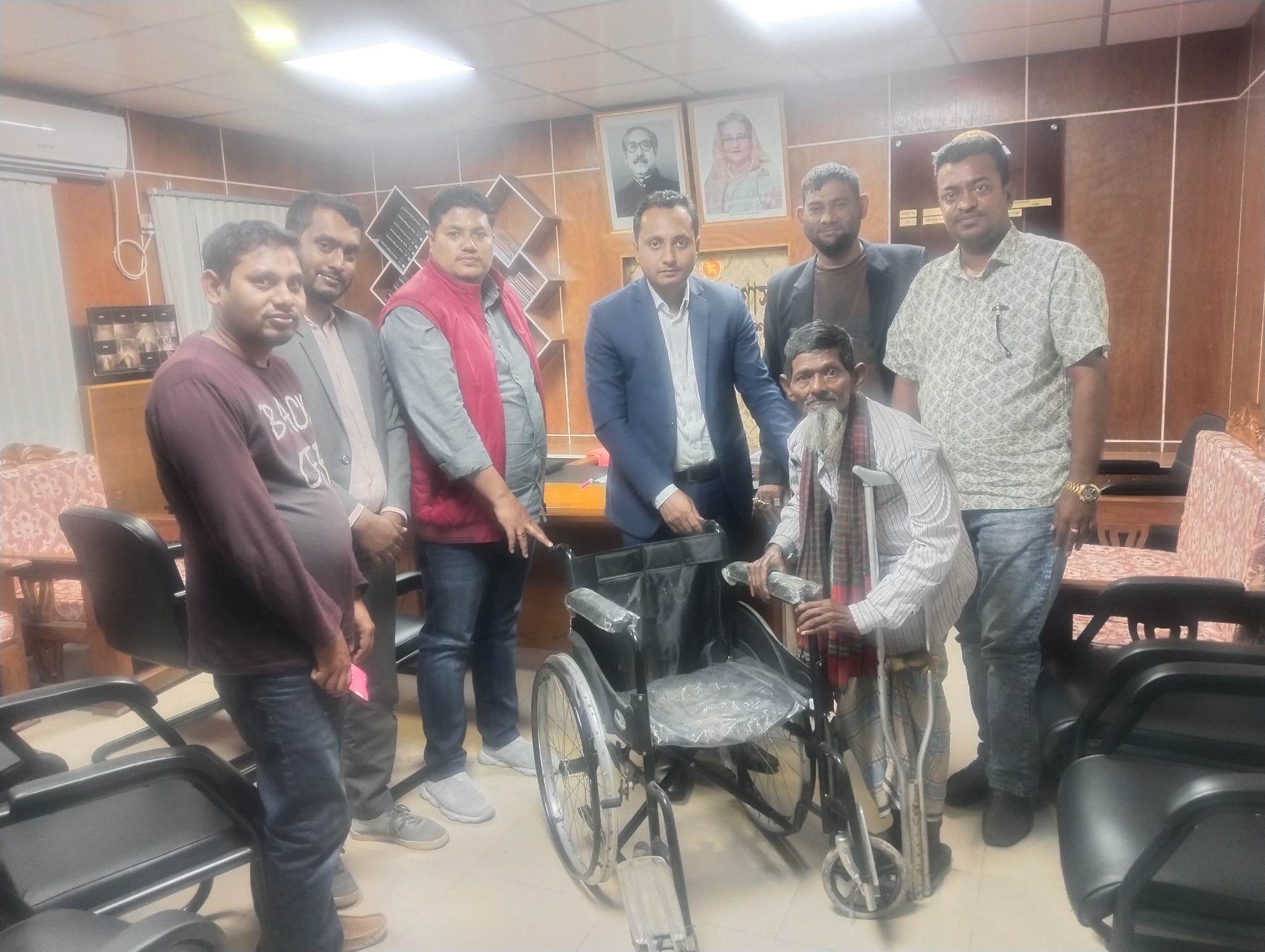 মেহেন্দিগঞ্জে অসহায় প্রতিবন্ধীকে হুইল চেয়ার প্রদান করেন ইউএনও