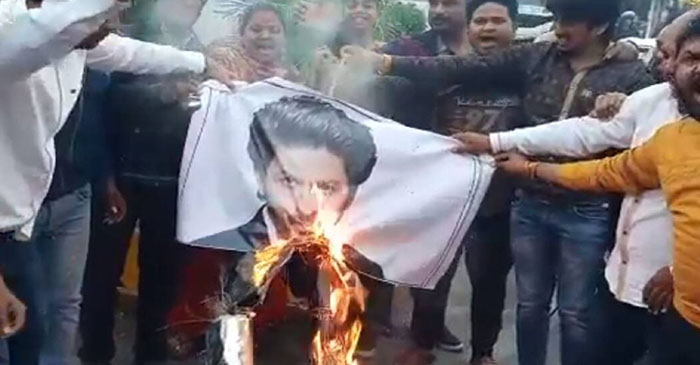 ‘পাঠান’ বয়কটের ডাক, শাহরুখের কুশপুত্তলিকা পুড়িয়ে বিক্ষোভ