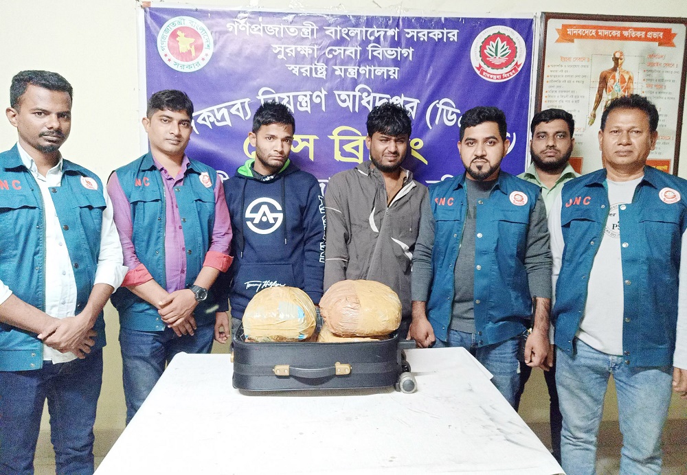 বরিশালে আট কেজি গাঁজাসহ দুই মাদক ব্যবসায়ী গ্রেফতার