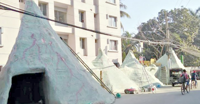 বরিশালে সড়কে বসানো হয়েছে পাহাড়ের প্রতিকৃতি