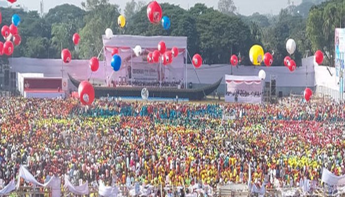 উৎসবমুখর পলোগ্রাউন্ড মাঠে মানুষের ঢল