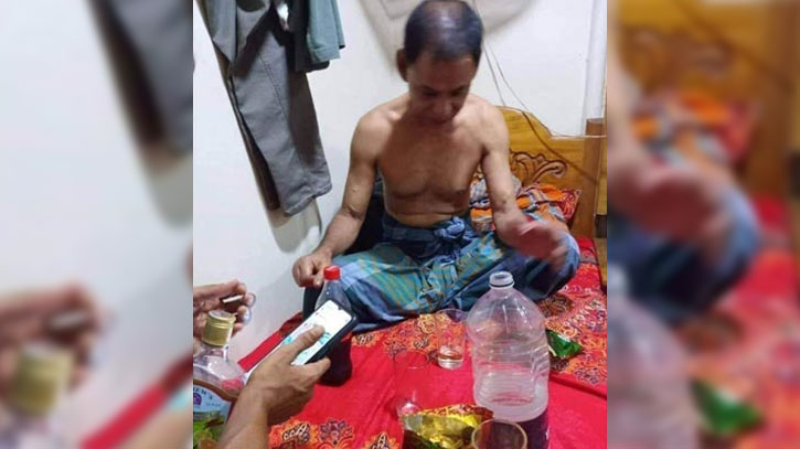 কলেজ অধ্যক্ষের মদপানের ছবি ফেসবুকে ভাইরাল