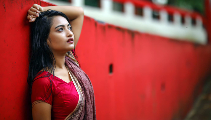৩০ দিন পর দাঁড়ালেন অভিনেত্রী আঁখি
