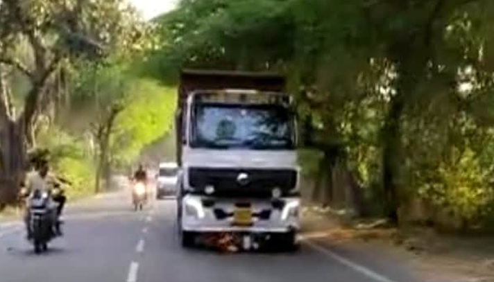 শিশুকে টেনেহিঁচড়ে দুই কিমি নিয়ে গেল ট্রাক