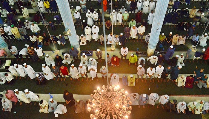 ইবাদত-বন্দেগিতে কাটলো সৌভাগ্যের রজনী