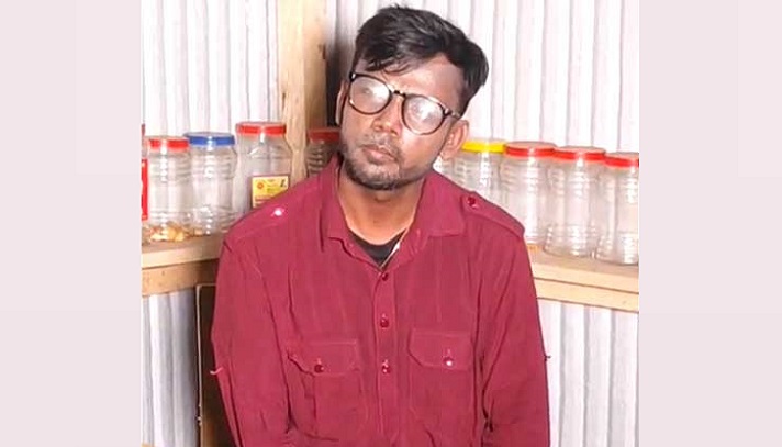 ডিবি কার্যালয়ে হিরো আলম