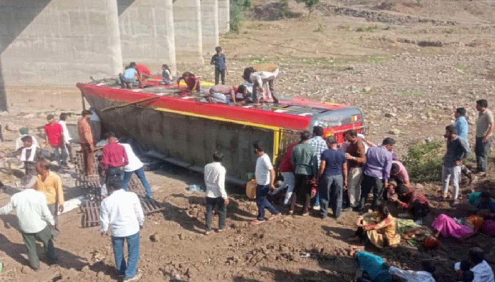ভারতে সেতুর রেলিং ভেঙে বাস নদীতে, নিহত বেড়ে ২২