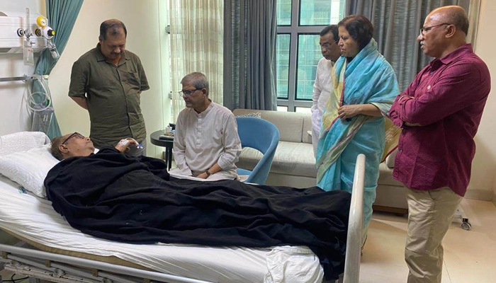 চিকিৎসাধীন আব্দুর রবকে দেখতে গেলেন ফখরুল