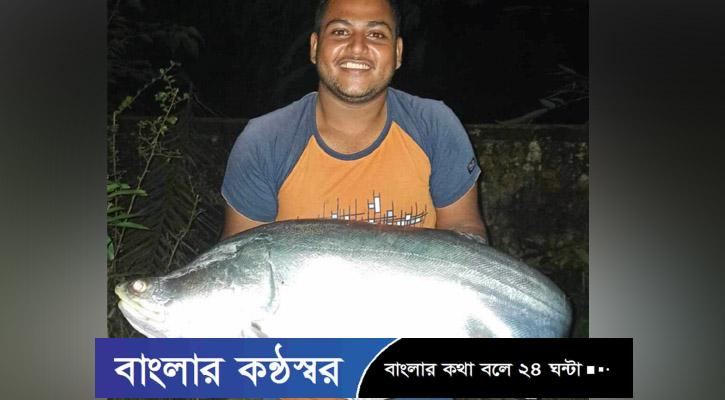 হাসপাতালের পুকুরে ধরা পড়ল ১১ কেজির চিতল