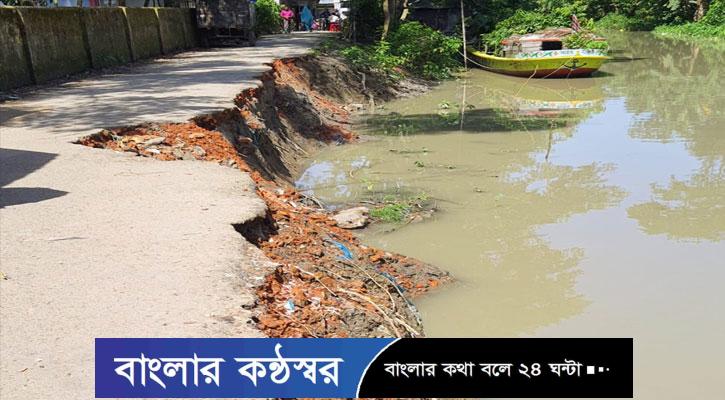 বরগুনায় সড়ক ভেঙে নদীতে, চলাচলে ভোগান্তি