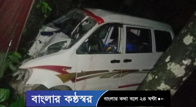 ঝালকাঠিতে গাছের সঙ্গে অ্যাম্বুলেন্সের ধাক্কায় রোগীসহ আহত ৭