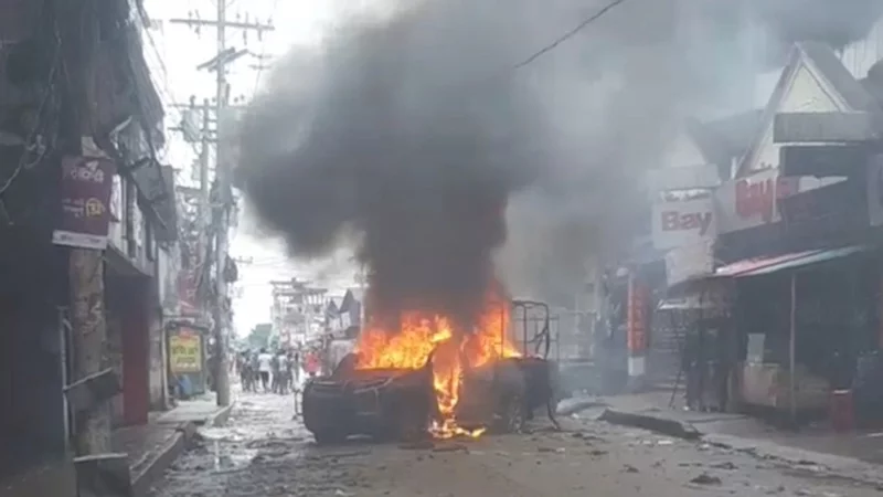 গাজীপুরে পুলিশের গাড়িতে আগুন