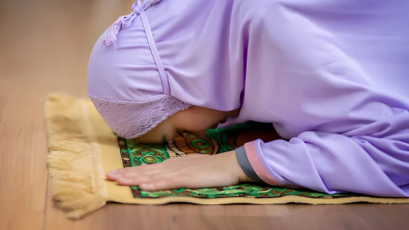 নারীরা সিজদা করার সময় যে ভুল করেন