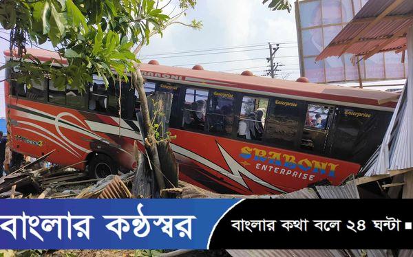 গৌরনদীতে নিয়ন্ত্রণ হারিয়ে ভ্যানচাপা দিয়ে বাস খাদে, নিহত ১