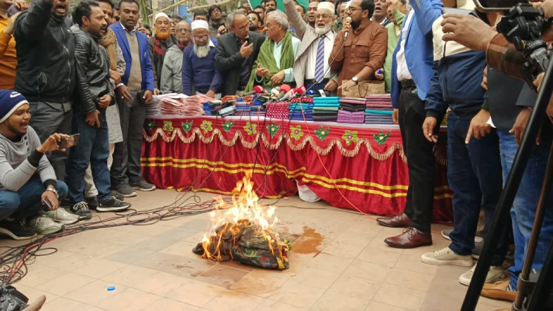 এবার ভারতীয় বিছানার চাদরে আগুন দিলেন রিজভী