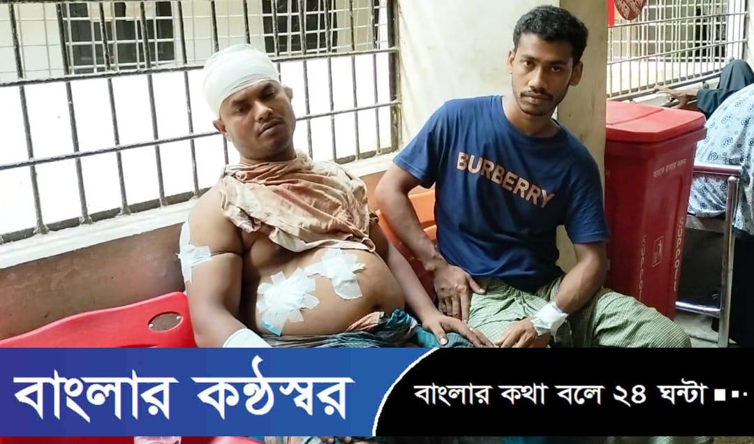 বাকেরগঞ্জে জমি নিয়ে বিরোধের জেরে দুজনকে কুপিয়ে আহত