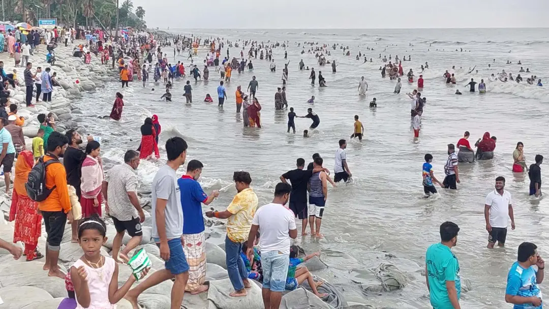 ঢেউয়ের আকর্ষণে কুয়াকাটা সমুদ্রসৈকতে পর্যটকদের ভিড়