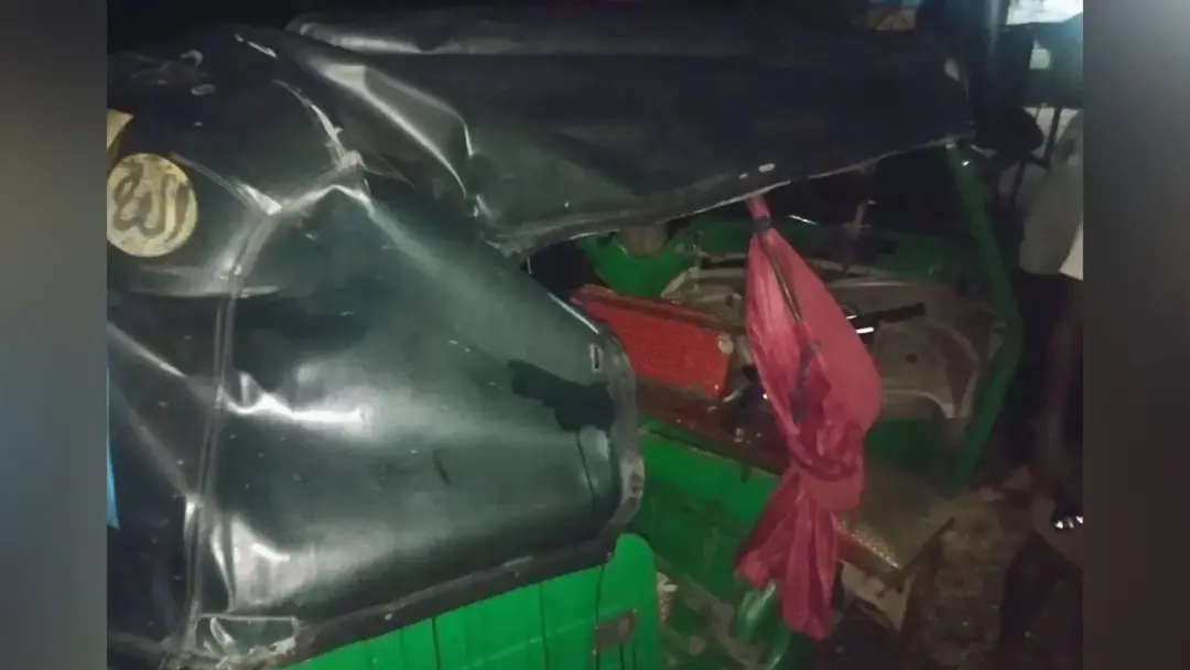 অটোরিকশায় ট্রাকের ধাক্কা, মা-মেয়ে নিহত